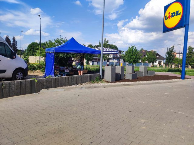 Supermarket kontra stoisko lokalnego rolnika. Jedni mówią o zagospodarowaniu zieleni, drudzy o uniemożliwianiu handlu (zdjęcia)