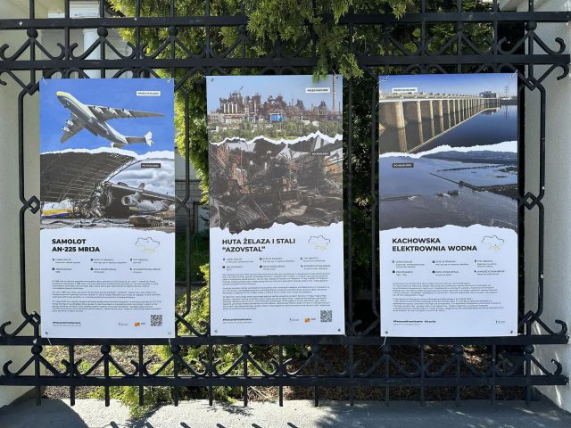 Pocztówki z Ukrainy: Przed Konsulatem można oglądać wystawę prezentującą zniszczenia w tym kraju (zdjęcia)