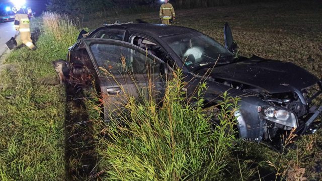 Młody kierowca przesadził z prędkością, audi uderzyło w drzewo. Dwie osoby w szpitalu (zdjęcia)