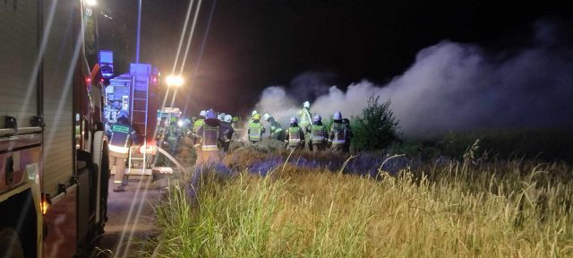 Ta sama sterta słomy płonęła dzień po dniu. W akcji dziesiątki strażaków, jest mowa o podpaleniu (zdjęcia)