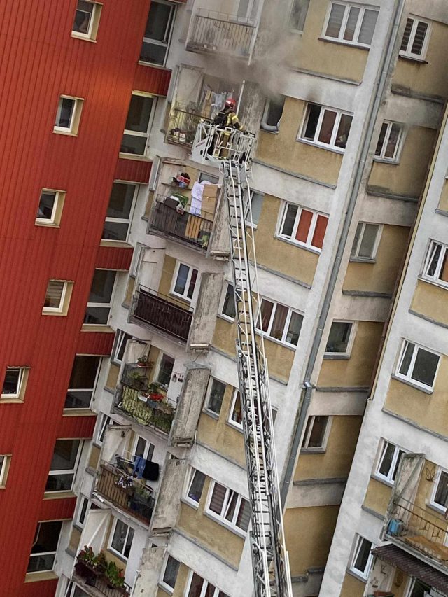 Pożar w wieżowcu, mieszkanie stanęło w płomieniach. Trwa akcja służb ratunkowych (zdjęcia)