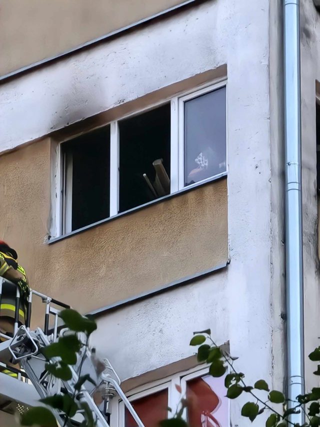 Pożar w wieżowcu, mieszkanie stanęło w płomieniach. Trwa akcja służb ratunkowych (zdjęcia)