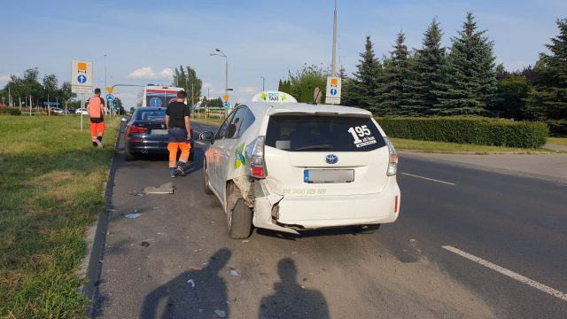 Wjechała w oczekującą na zielone światło toyotę. Zablokowany jest jeden pas jezdni (zdjęcia)