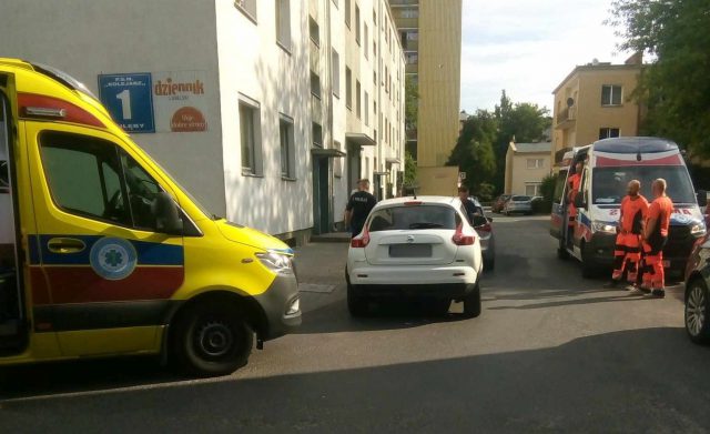 Ratownicy medyczni musieli iść pieszo do poparzonej osoby. Dojazd zablokował kierowca nissana (zdjęcia)