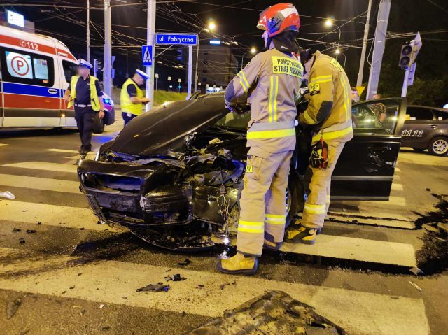 Nastolatkowie popili i ruszyli w drogę. Do celu nie dojechali, na skrzyżowaniu volvo zderzyło się z toyotą (zdjęcia)