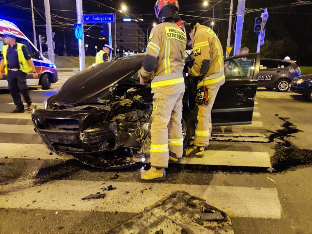 Nastolatkowie popili i ruszyli w drogę. Do celu nie dojechali, na skrzyżowaniu volvo zderzyło się z toyotą (zdjęcia)