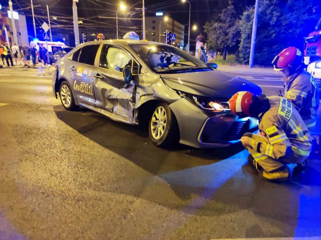 Nastolatkowie popili i ruszyli w drogę. Do celu nie dojechali, na skrzyżowaniu volvo zderzyło się z toyotą (zdjęcia)