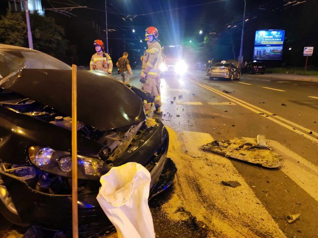 Nastolatkowie popili i ruszyli w drogę. Do celu nie dojechali, na skrzyżowaniu volvo zderzyło się z toyotą (zdjęcia)