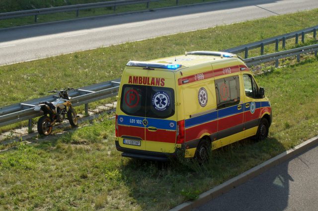 Wypadek motocyklisty na granicy Lublina. Mężczyzna trafił do szpitala (zdjęcia)