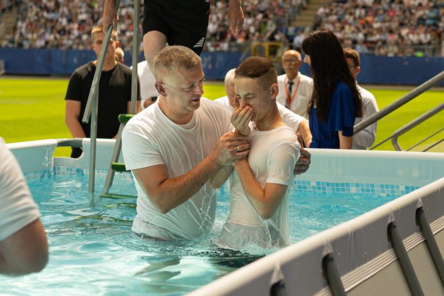 Trzydniowy kongres Świadków Jehowy na lubelskim stadionie. Ponad 40 osób przyjęło chrzest (zdjęcia)