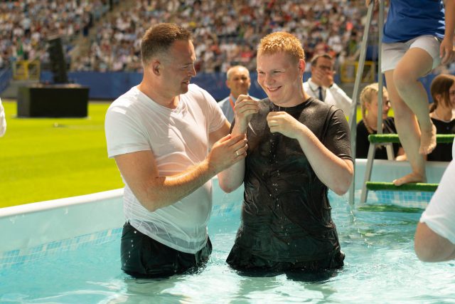 Trzydniowy kongres Świadków Jehowy na lubelskim stadionie. Ponad 40 osób przyjęło chrzest (zdjęcia)