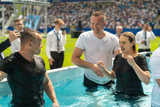 Trzydniowy kongres Świadków Jehowy na lubelskim stadionie. Ponad 40 osób przyjęło chrzest (zdjęcia)