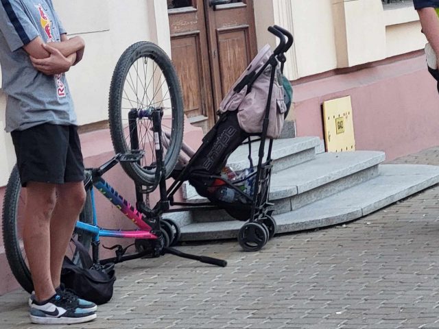 Nastolatek wjechał rowerem w dziecko. Chłopiec trafił do szpitala (zdjęcia)