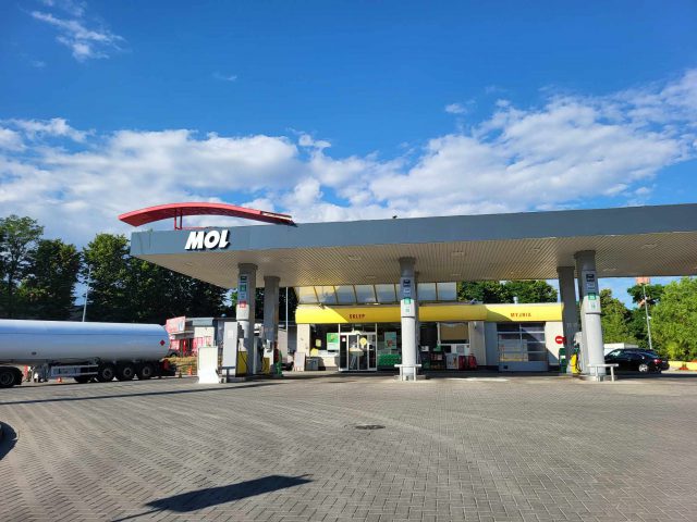 Był Lotos, będzie MOL. Rusza rebranding stacji paliw w naszym regionie (zdjęcia)