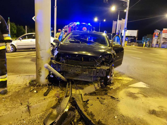 Noc, na ulicach znikomy ruch, a kierowca mazdy doprowadził do wypadku. Jedna osoba w szpitalu (zdjęcia)
