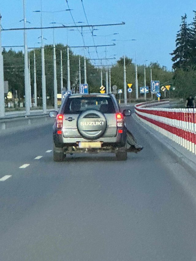 Wjeżdżał na chodnik, uderzył w latarnię. Kierowca suzuki był kompletnie pijany (zdjęcia)