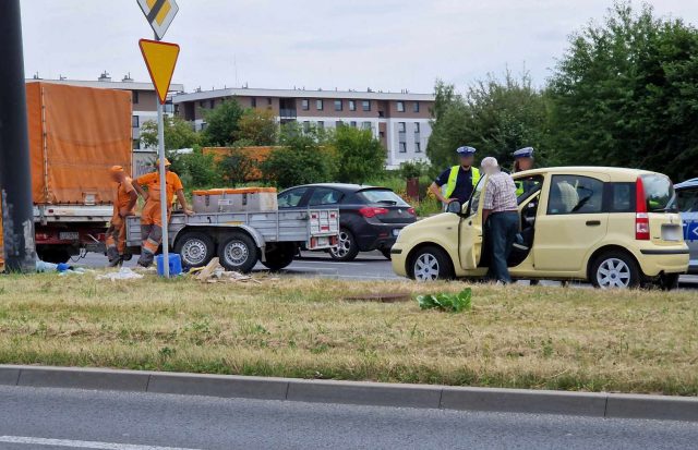 Starszy mężczyzna wjechał fiatem w przyczepkę drogowców. Nikt nie poczuwa się do winy (zdjęcia)