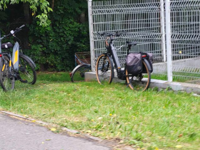 Zderzenie rowerzystów na drodze dla jednośladów. Cyklistka trafiła do szpitala (zdjęcia)