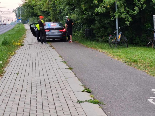 Zderzenie rowerzystów na drodze dla jednośladów. Cyklistka trafiła do szpitala (zdjęcia)