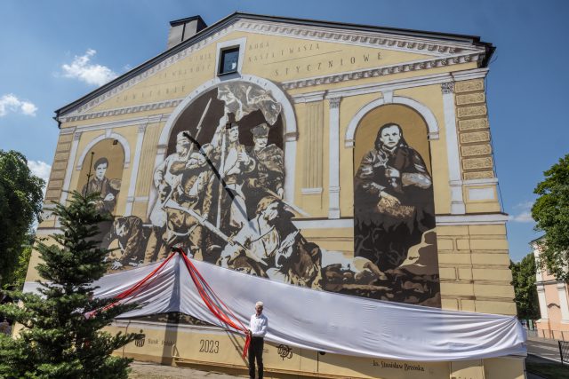 W Łukowie powstał nowy mural, jest poświęcony bohaterom. Na odsłonięcie przyjechali ministrowie (zdjęcia)