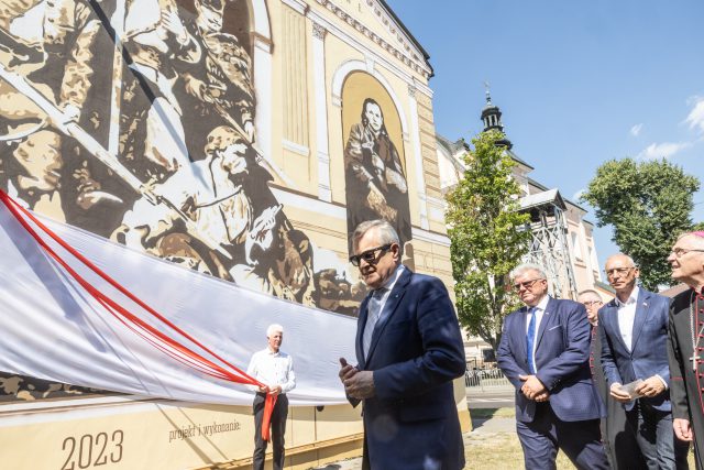W Łukowie powstał nowy mural, jest poświęcony bohaterom. Na odsłonięcie przyjechali ministrowie (zdjęcia)