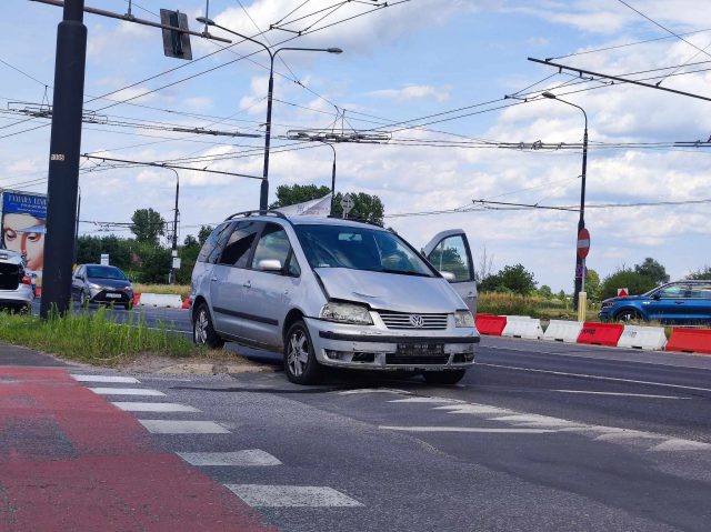Zderzenie forda z volkswagenem. Kolejny kierowca pojechał w tym miejscu na czerwonym (zdjęcia)