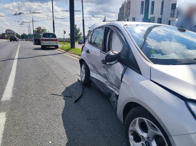 Zderzenie forda z volkswagenem. Kolejny kierowca pojechał w tym miejscu na czerwonym (zdjęcia)