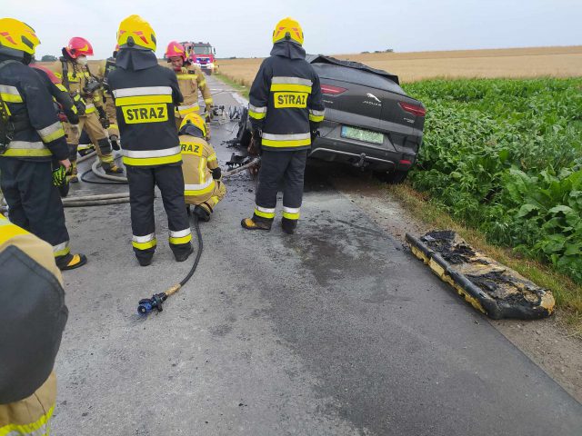 Elektryczny jaguar stanął w płomieniach. Trwa akcja gaśnicza, droga będzie długo zablokowana (zdjęcia)