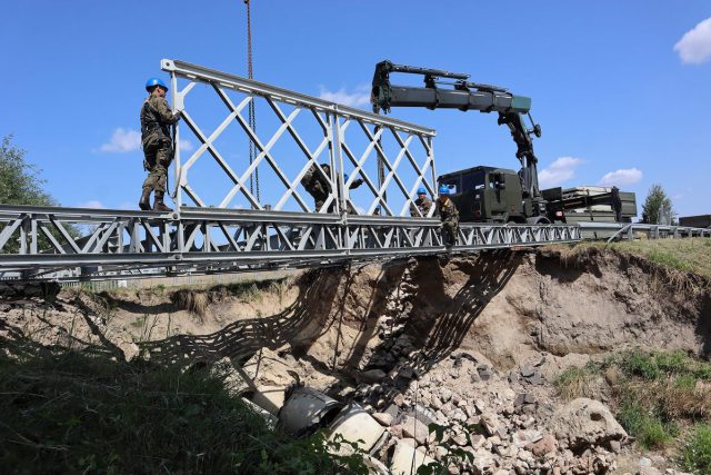 Na początek tymczasowy most, potem stała przeprawa. Żołnierze ruszyli z pracami nad wyrwą w drodze wojewódzkiej (zdjęcia)