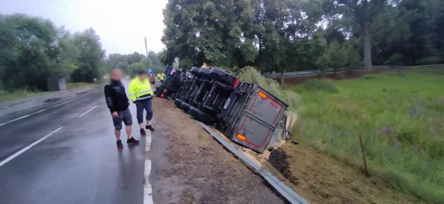 Ciężarówka wypadła z drogi i uderzyła w drzewo. Niebawem droga zostanie zamknięta (zdjęcia)