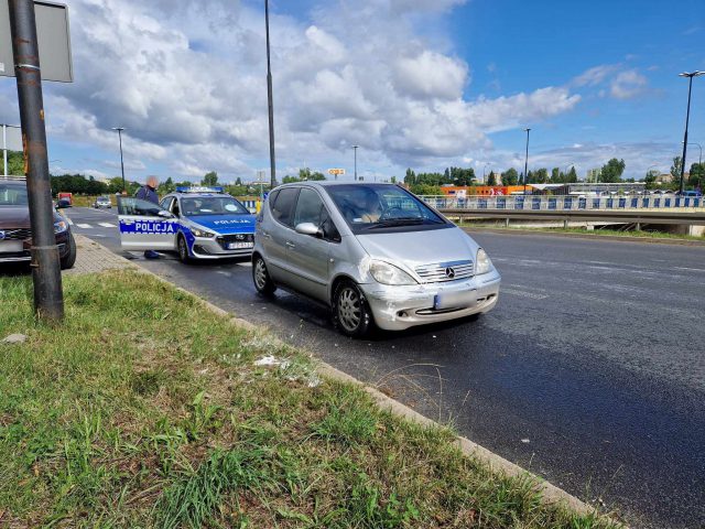 Wjechała mercedesem w rowerzystę. Kierująca autem jak też cyklista zostali ukarani mandatami (zdjęcia)