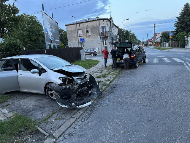 Zderzenie dwóch aut na skrzyżowaniu. Jeden z kierowców nie ustąpił pierwszeństwa przejazdu (zdjęcia)