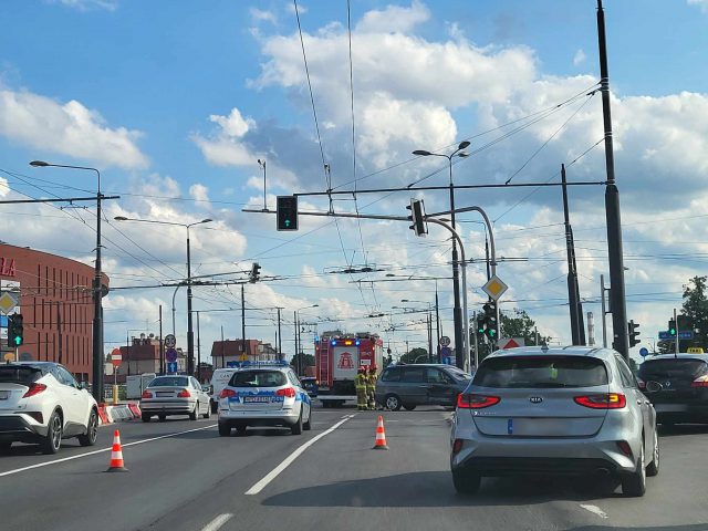 Kolejny kierowca wjechał w tym miejscu na czerwonym. Doprowadził do zderzenia pojazdów (zdjęcia)