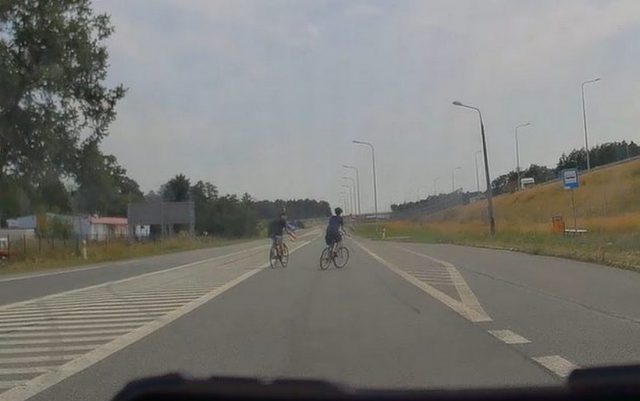 Młodzi rowerzyści bez wyobraźni. Jeden „zaparkował” rower na środku jezdni, inni jechali środkiem pasa ruchu (zdjęcia)
