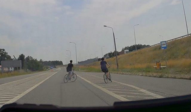 Młodzi rowerzyści bez wyobraźni. Jeden „zaparkował” rower na środku jezdni, inni jechali środkiem pasa ruchu (zdjęcia)