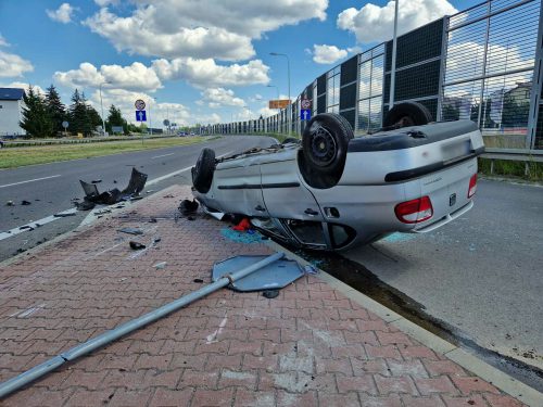 Groźny wypadek w Świdniku. Jedno auto na dachu, duże utrudnienia w ruchu (zdjęcia)