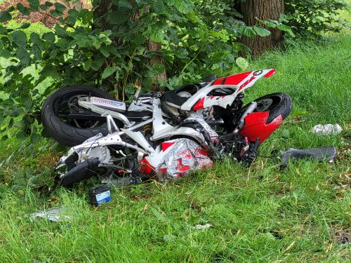 Zablokowana ul. Zemborzycka po poważnym wypadku z udziałem motocyklisty (zdjęcia)