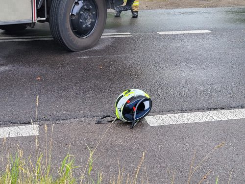 Zablokowana ul. Zemborzycka po poważnym wypadku z udziałem motocyklisty (zdjęcia)