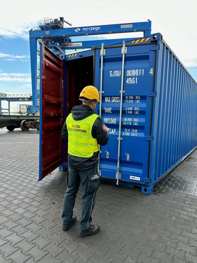 Ponad 180 ton podróbek w kontenerach z Chin (zdjęcia)