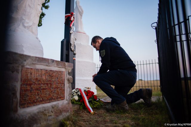 Mateusz Morawiecki: „Nie spoczniemy, dopóki ostatnia ofiara Zbrodni Wołyńskiej nie zostanie odszukana” (wideo)