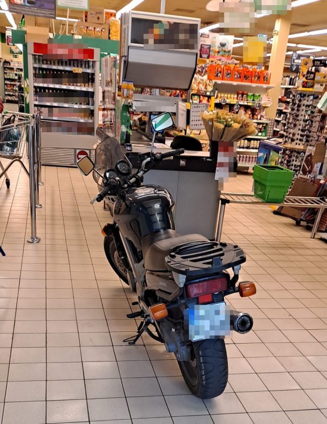 Wjechał motocyklem do supermarketu i… zaparkował przy kasach