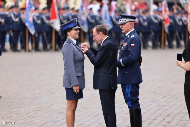 Zatrzymała na gorącym uczynku sprawcę rozboju. Policjantka z Chełma odznaczona medalem (zdjęcia)