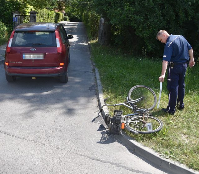 Wyjeżdżał z drogi podporządkowanej, wjechał w rowerzystę (zdjęcia)