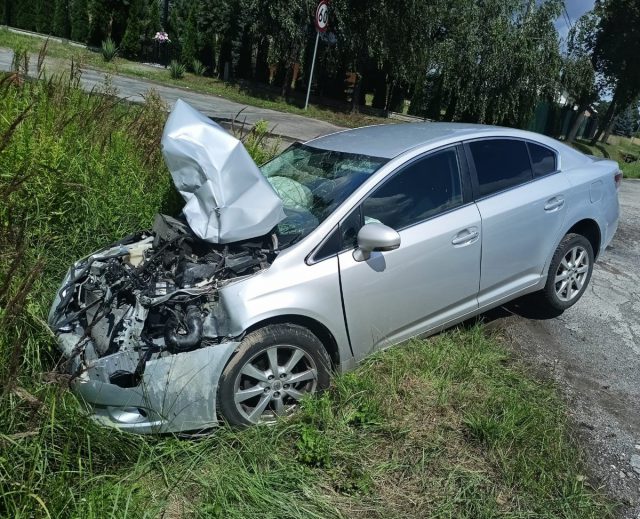 Czołowe zderzenie ciężarówki z pojazdem osobowym. Wszystko przez nieprawidłowy manewr (zdjęcia)