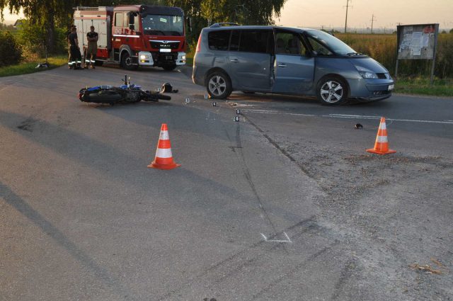 Groźny wypadek z udziałem motocyklisty. Wszystko przez wymuszenie pierwszeństwa (zdjęcia)