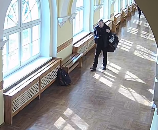 Kradzież na terenie uczelni w Lublinie. Policjanci poszukują tego mężczyzny
