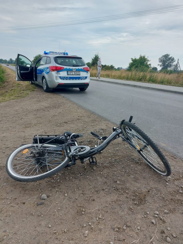 Wyjechała rowerem z drogi podporządkowanej, wprost pod nadjeżdżający pojazd osobowy (zdjęcia)