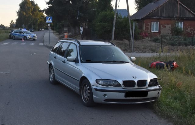 Jeden skręcał, drugi wyprzedzał. 18-latek trafił do szpitala (zdjęcia)