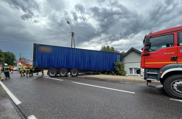 Stracił panowanie nad pojazdem, ciężarówka uderzyła w dom. W środku była kobieta z dzieckiem (zdjęcia)