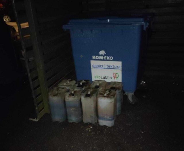 Ktoś podrzucił olej przepracowany pod kontener na śmieci (zdjęcia)